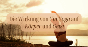 Die Wirkung von Yin Yoga auf Körper und Geist, Frau beim Yoga machen in der Natur