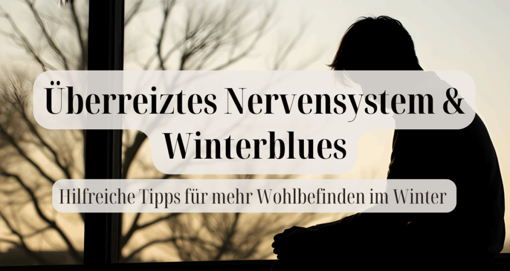 Junge sitzt im Wald und schaut auf den melancholisch Boden